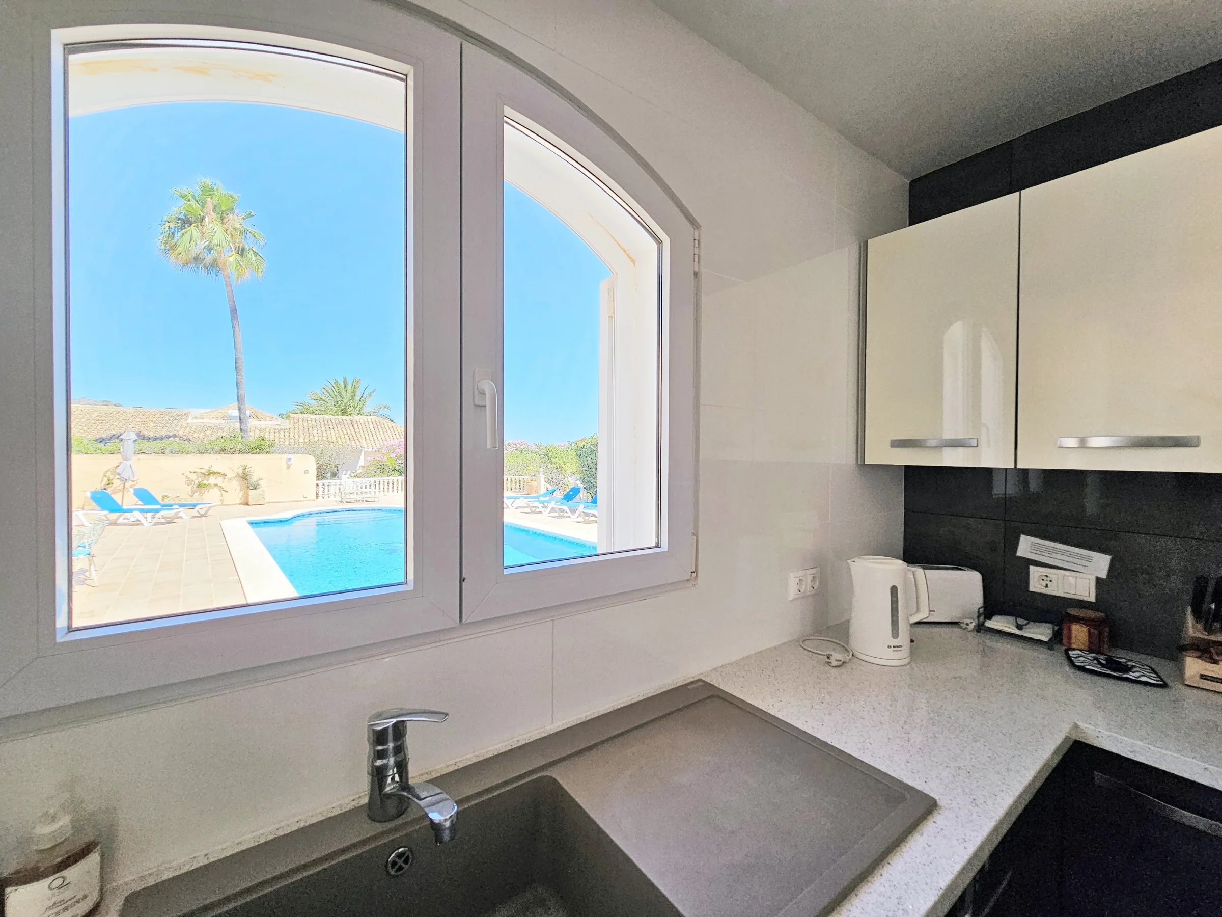 IV154 Kitchen to pool