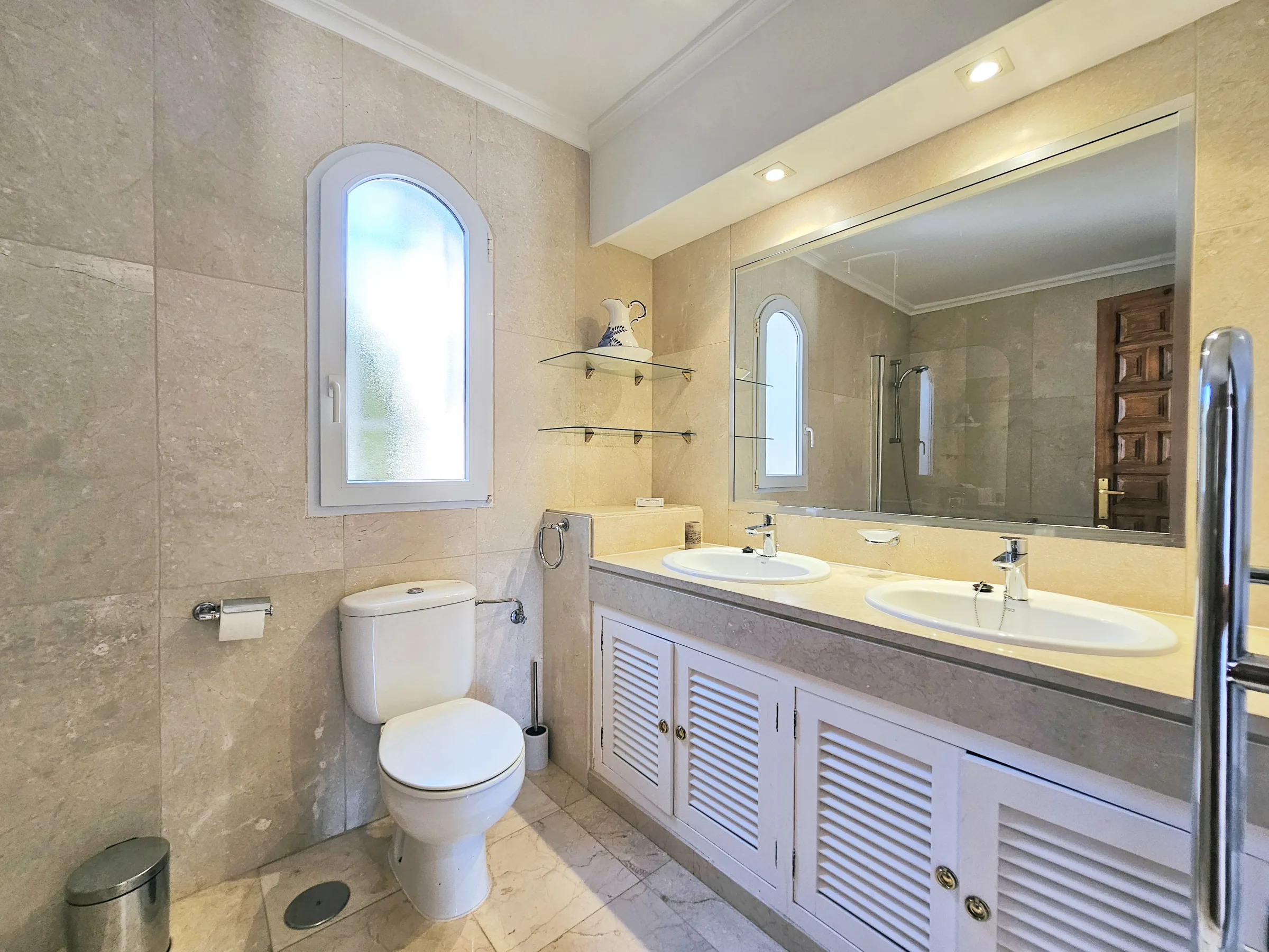 IV154 Family Bathroom 1