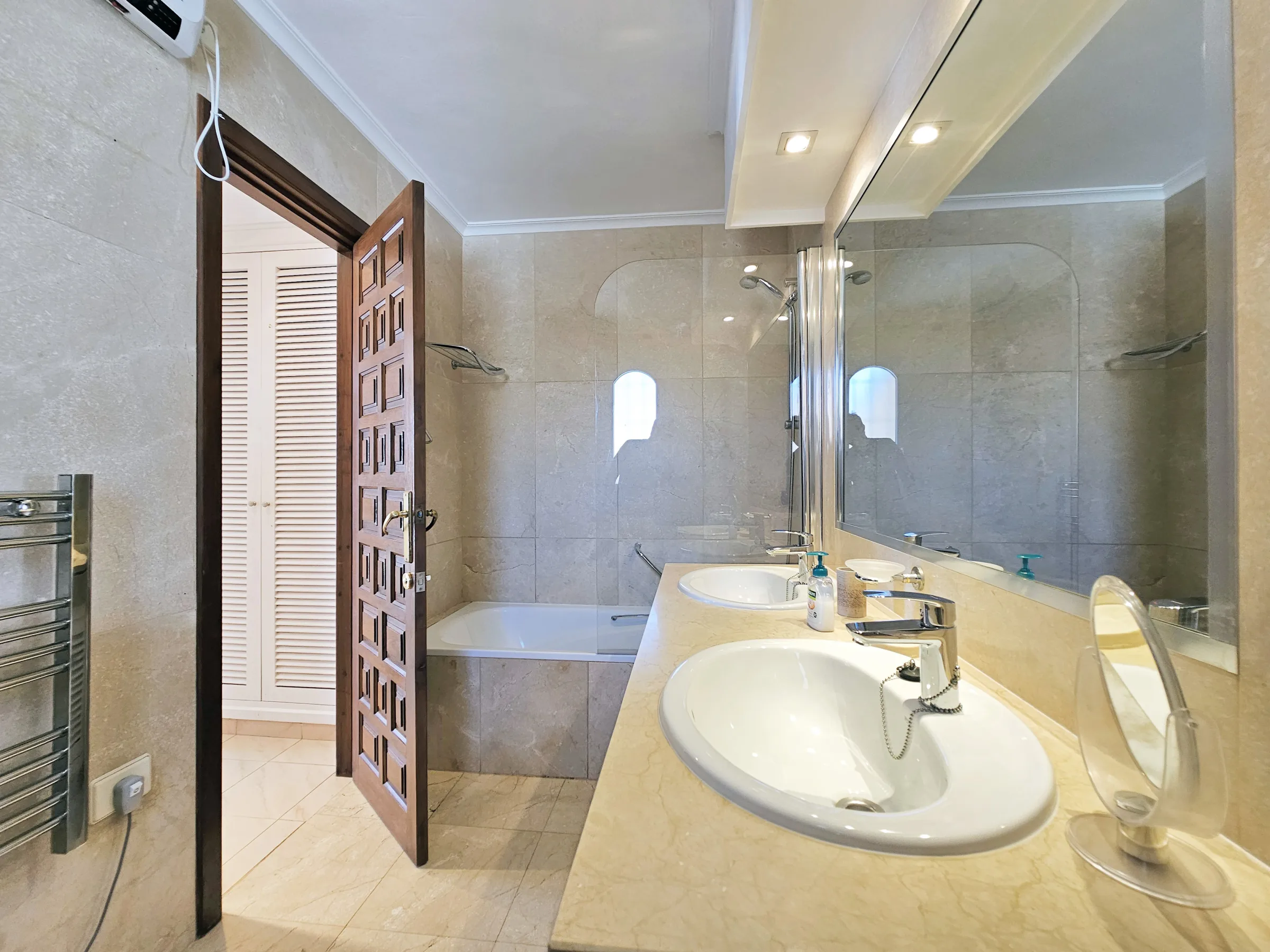 IV154 Master Bedroom ensuite