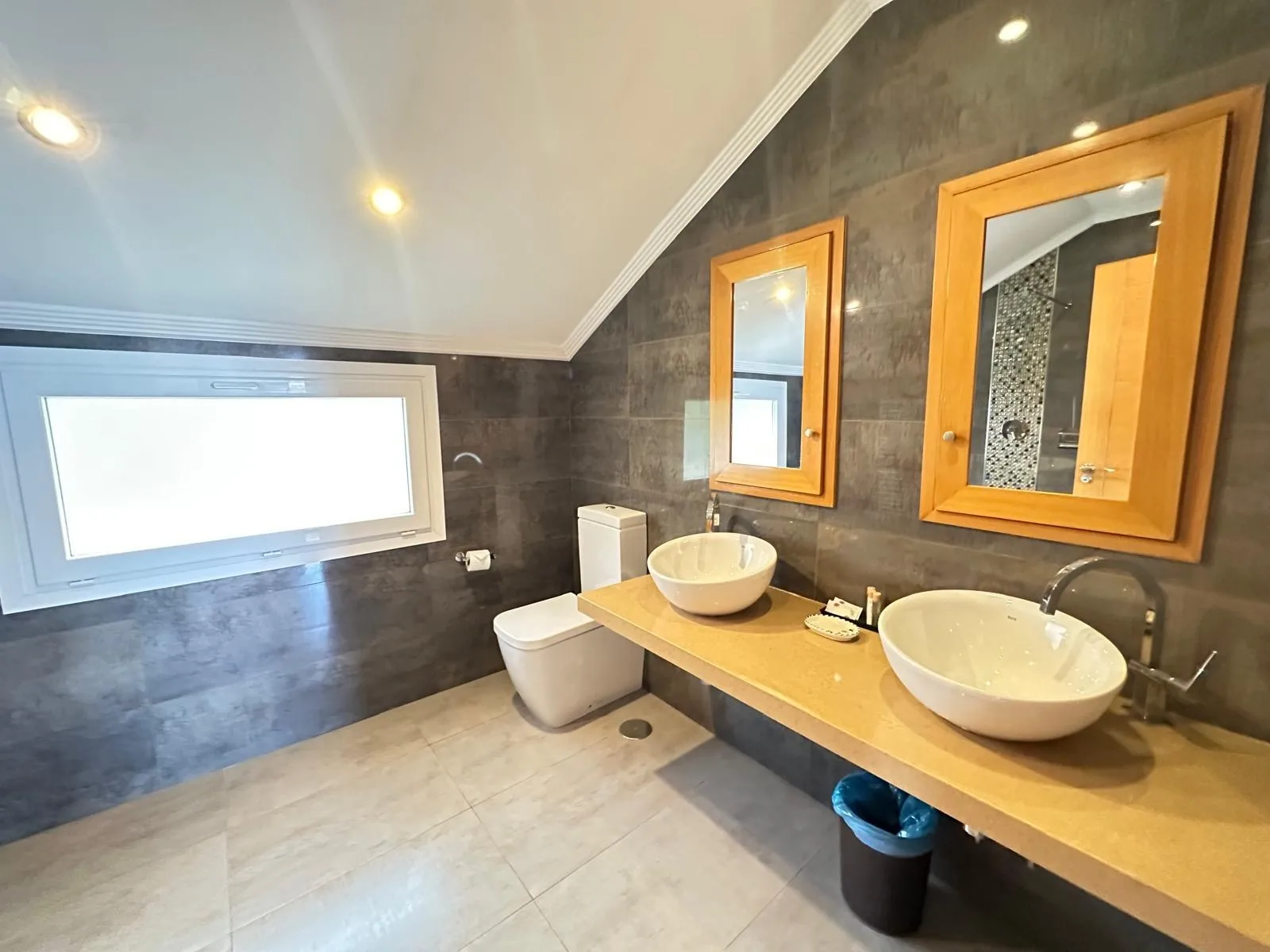 LB28 Bathroom 1 a