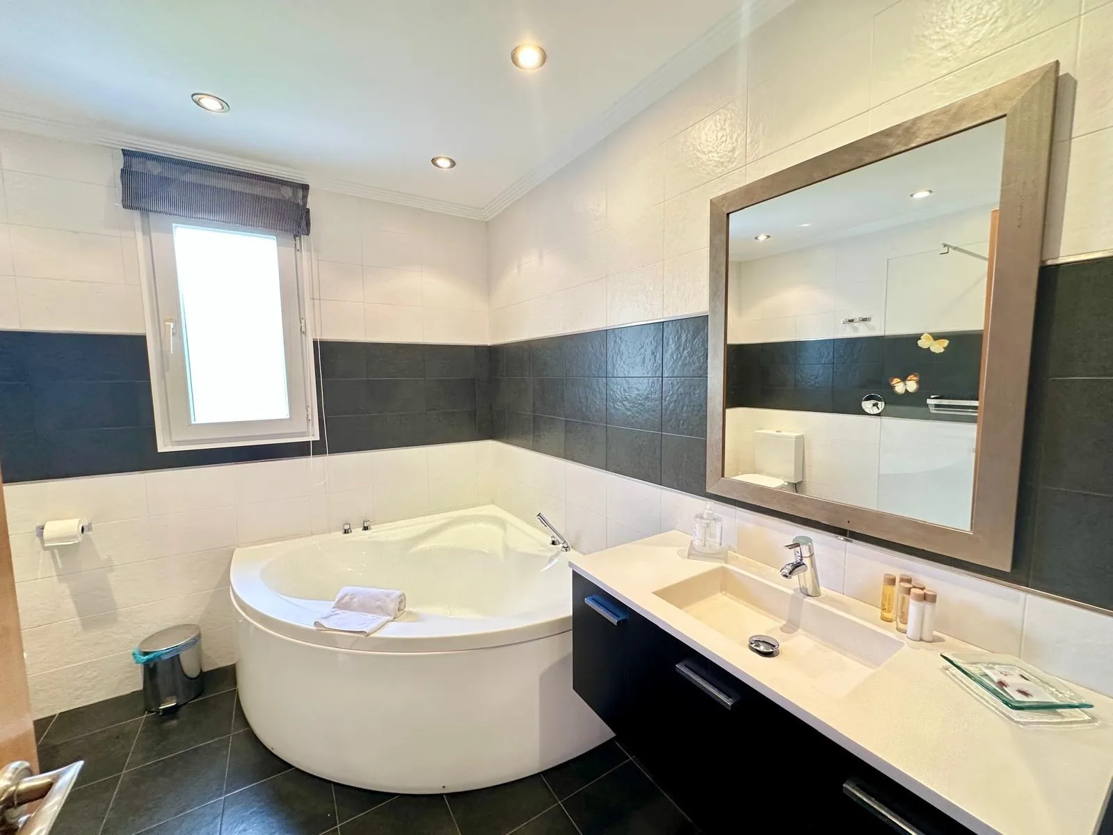 LB28 Bathroom 2
