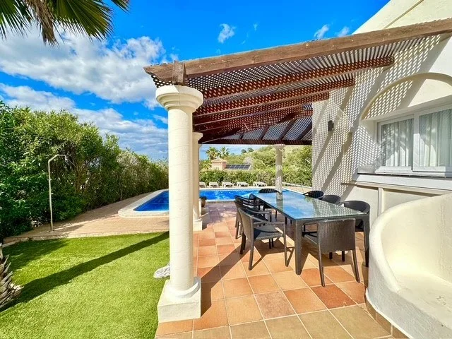 LB28 Outside Dining and Pool