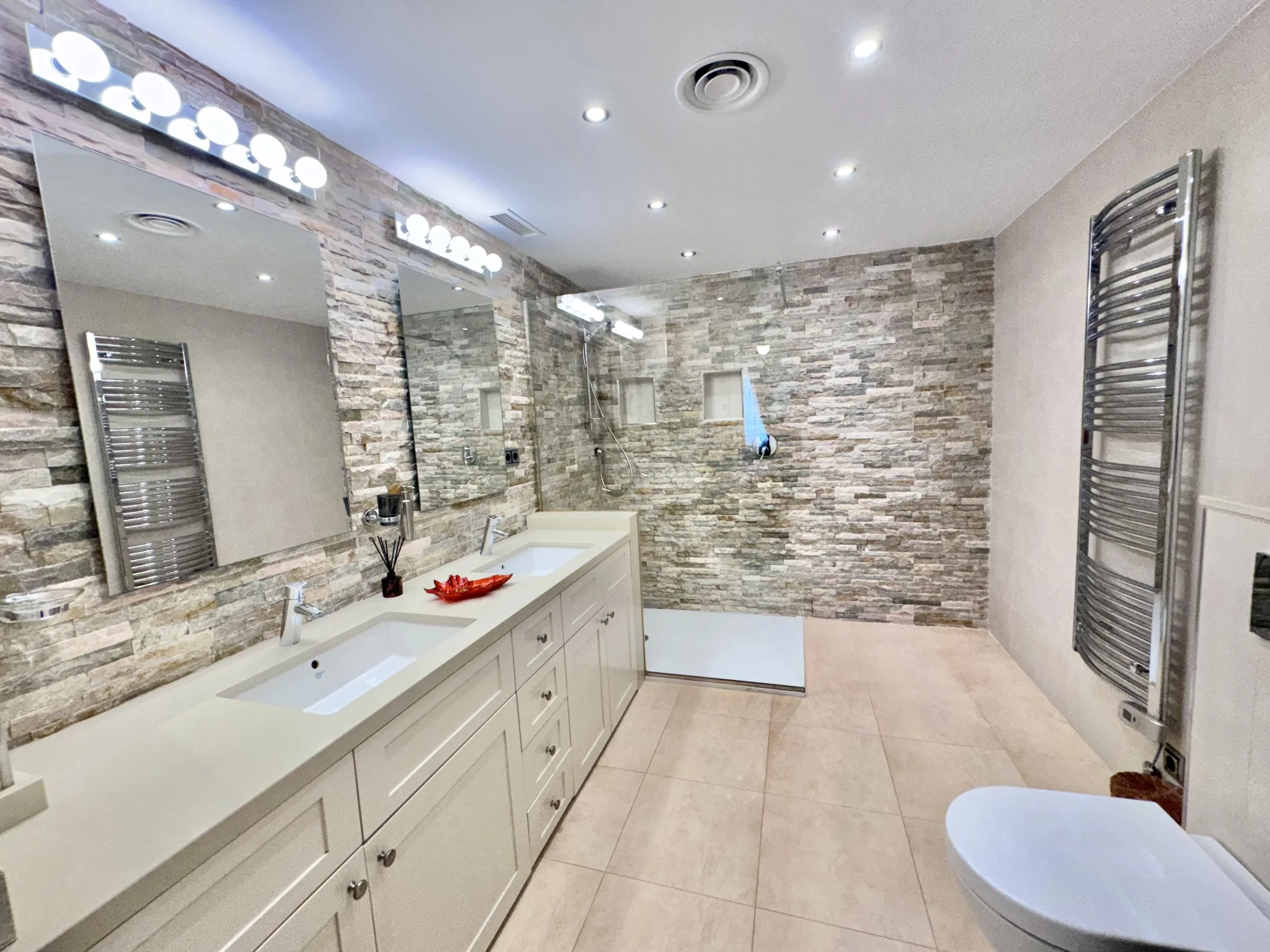 LO5 P Bathroom 1